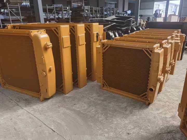 Komatsu CAT Hitachi Daewoo Doosan Kobelco Hyundai Excavator Radiator Bulldozer Radiator Excavator Intercooler